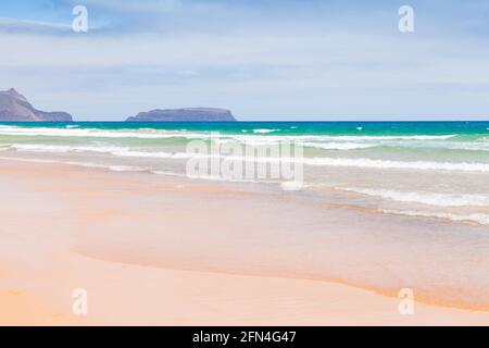 Sandige Strandlandschaft an einem sonnigen Tag. Madeira-Archipel, Porto Santo-Insel, Portugal Stockfoto