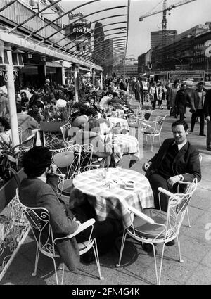 Geographie / Reisen, Deutschland, Berlin, Straßen, Kurfürstendamm, Gastronomie, Cafe Kranzler, 1971, ZUSÄTZLICHE-RIGHTS-CLEARANCE-INFO-NOT-AVAILABLE Stockfoto