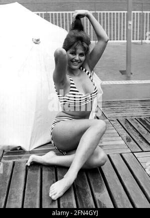 Cardinale, Claudia, * 15.4.1938, italienische Schauspielerin, im Bikini, Sitzend, 50er, 50er, gestreift, ZUSÄTZLICHE-RIGHTS-CLEARANCE-INFO-NOT-AVAILABLE Stockfoto