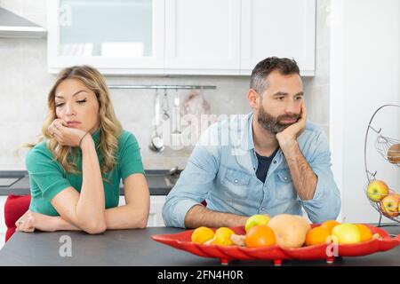 Paar in der Küche bleiben still und sprechen nicht. Beziehungsprobleme im Eheleben. Beziehungsschwierigkeiten und Schweigen während der Sperre. Stockfoto