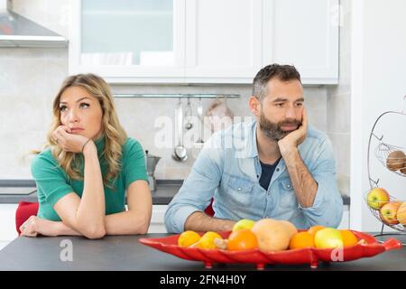 Paar in der Küche bleiben still und sprechen nicht. Beziehungsprobleme im Eheleben. Beziehungsschwierigkeiten und Schweigen während der Sperre. Stockfoto