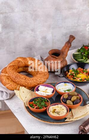 Traditionelles türkisches Frühstück mit Meze und Simit Stockfoto