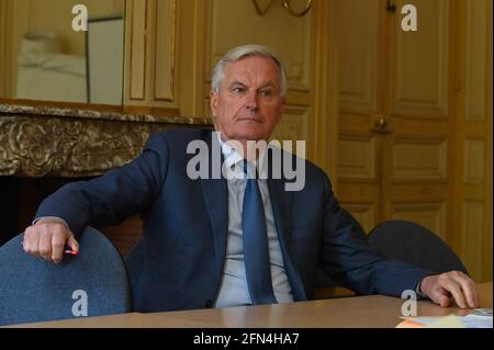 Der ehemalige EU-Brexit-Verhandlungsführer Michel Barnier gibt am 22. April 2021 im Büro des Verlags Gallimard in Paris, Frankreich, ein Interview. Foto von Elodie Gregoire/ABACAPRESS.COM Stockfoto