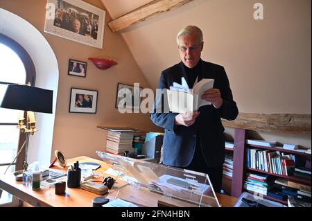 Der ehemalige EU-Brexit-Verhandlungsführer Michel Barnier posiert am 17. April 2021 zu Hause in La Ferte-Saint-Aubin, Frankreich, für Bilder. Foto von Elodie Gregoire/ABACAPRESS.COM Stockfoto