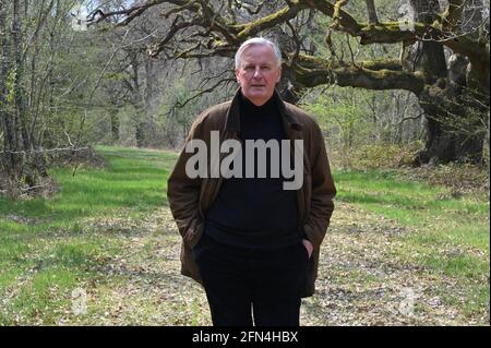 Der ehemalige EU-Brexit-Verhandlungsführer Michel Barnier posiert am 17. April 2021 zu Hause in La Ferte-Saint-Aubin, Frankreich, für Bilder. Foto von Elodie Gregoire/ABACAPRESS.COM Stockfoto