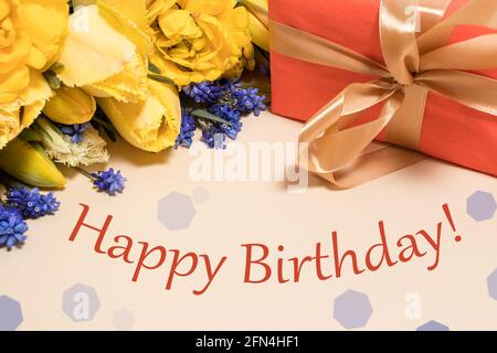 Schöne Grußkarte alles gute zum Geburtstag - gelbe Tulpen Blumen und Geschenkbox mit Band Stockfoto