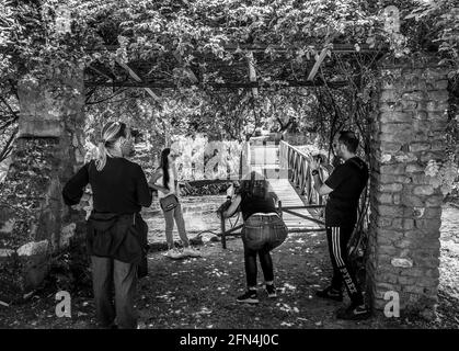 Der Garten von Ninfa, der verlassenen Stadt, Cisterna di Latina, Latium, Italien, Europa Italien Stockfoto