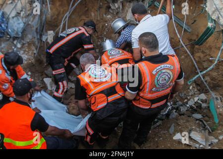 Gaza, Palästina. Mai 2021. Palästinensische Zivilschutzteams nahmen an Rettungsarbeiten Teil, um einen Leichnam aus den Trümmern eines Gebäudes einer palästinensischen Familie zu befreien, nachdem israelische Kampfflugzeuge Luftangriffe gestartet hatten, die ein ganzes Wohnviertel in Beit Lahiya, Gaza, zerstörten. (Foto von Ramez Habboub/Pacific Press) Quelle: Pacific Press Media Production Corp./Alamy Live News Stockfoto