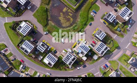 Luftaufnahme der ehemaligen Athleten Dorf Moderne Wohnsiedlung am Ufer des Flusses Clyde in Dalmarnock, Glasgow, Schottland, Großbritannien Stockfoto