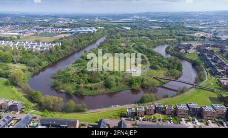 Luftaufnahme des öffentlichen Waldparks Cuningar Loop am Ufer des Flusses Clyde in Rutherglen, Glasgow, Schottland, Großbritannien Stockfoto