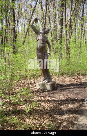 OVERLAND PARK, KS, USA - 01. Mai 2021: Große ethnische Skulptur im Overland Park Arboretum. 8909 W 179th St, Bucyrus, KS 66013 Stockfoto