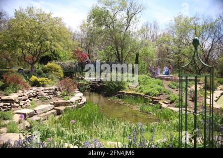 OVERLAND PARK, KS, USA - 01. Mai 2021: Schöner Teich und Brücke. Overland Park Arboretum 8909 W 179th St, Bucyrus, KS 66013 Stockfoto