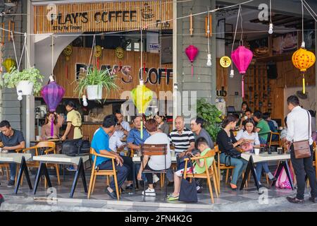 Vietnamesische Freunde entspannen und geselligen sich im Play's Coffee Café in Da Nang, Vietnam Stockfoto