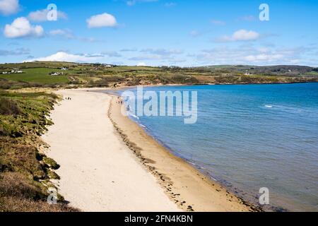Blick von der Küste auf den ruhigen Sandstrand und die Bucht. Lligwy, Isle of Anglesey, Nordwales, Großbritannien, Europa Stockfoto