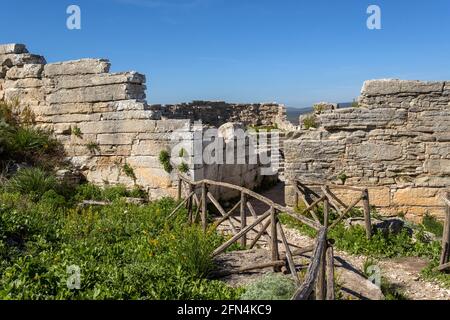 Ummauerter Eingang zum griechischen Theater von Segesta, aus dem 4. Jahrhundert, auf dem Monte Barbaro, Provinz Trapani, Sizilien, Italien Stockfoto