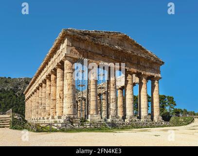 Fassade des antiken griechischen dorischen Tempels von Segesta, Provinz Trapani, Sizilien, Italien Stockfoto