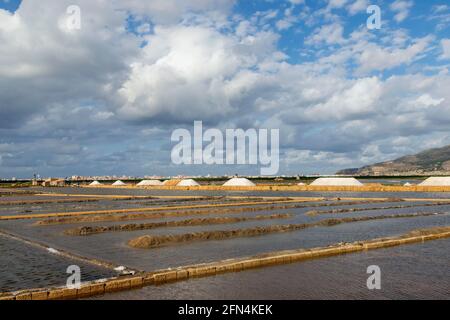 Salzhaufen in den Salinen von Nubia mit Blick auf den Erice-Berg, Provinz Trapani, Sizilien, Italien Stockfoto