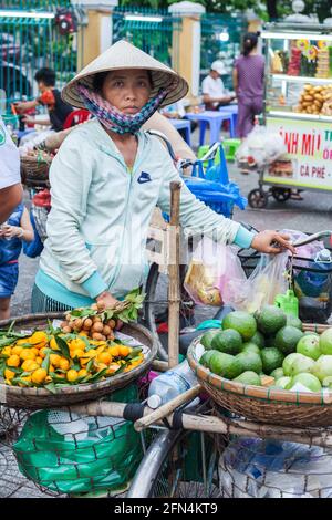 Vietnamesischer Obsthändler mit trauriger Ausdruckskraft starrt in die Kamera, Da Nang, Vietnam Stockfoto