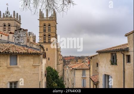Traditionelle Häuser in Montpellier mit der Kathedrale Saint Peter Montpellier - Cathédrale Saint-Pierre de Montpellier, Frankreich. Stockfoto