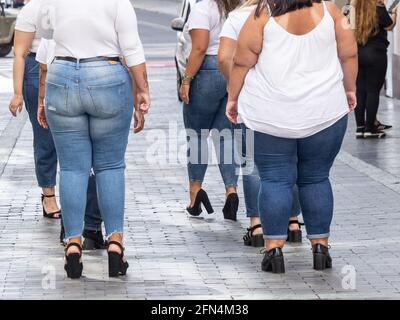 Rückansicht von volleren weiblichen Models während des Street Photo Shootings in Spanien Stockfoto