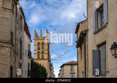 Traditionelle Häuser in Montpellier mit der Kathedrale Saint Peter Montpellier - Cathédrale Saint-Pierre de Montpellier, Frankreich. Stockfoto