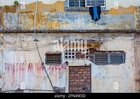 Nahaufnahme eines heruntergekommenen Grundstücks im Zentrum von Da Nang in der Gegend, die gentrifiziert werden soll, Da Nang, Vietnam Stockfoto