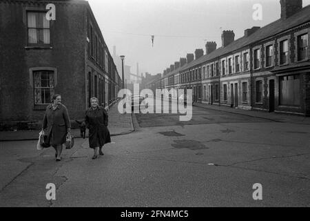 Zwei Damen, die mit ihren Geschäften nach Hause gehen, Splott, Cardiff, 1973 Stockfoto