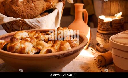 Hausgemachte frische, süße Teig-Bagels in einem Korb. Rustikaler Stil. Frische Backwaren Stockfoto