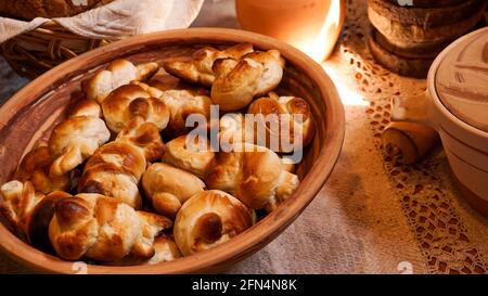 Hausgemachte frische, süße Teig-Bagels in einem Korb. Rustikaler Stil. Frische Backwaren Stockfoto