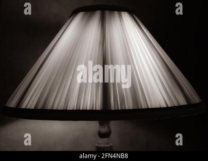 Konzeptionelle Schwarz-Weiß-Aufnahmen von Retro und A Moderne Lampe Stockfoto