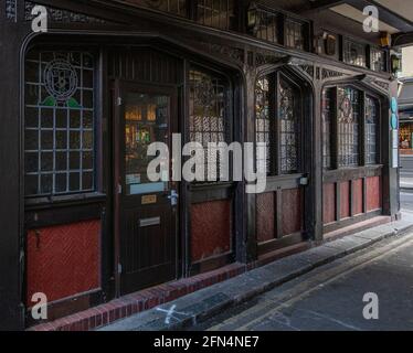 Die Gasse an der Seite des Wheatsheaf Pub im Rathbone Place, Fitzrovia, London; ein gefeierter Künstlerpub, der bei Dylan Thomas beliebt ist. Stockfoto