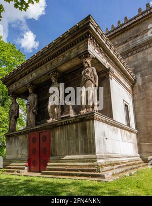 Karyatiden an der Euston Road Front der St. Pancras New Church; von Charles Felix Rossi (1819-22), kosten £4300 und sind denen am Erechtheum nachempfunden Stockfoto