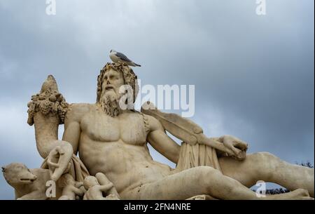 Die Skulptur 'Le Tibre' von Pierre Bourdict im Jardin des Tuileries, Paris - die Skulptur feiert den Tiber in Rom Stockfoto