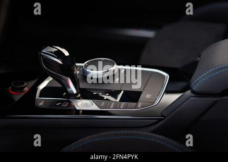 Automatikschaltknopf in einem modernen Sportwagen. Schwarzer Innenraum. Stockfoto