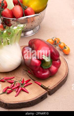 Frisches und verschiedenes Gemüse, Paprika Fenchel Sellerie und Tomaten auf einem Holztisch. Weißer Hintergrund. Vertikal Stockfoto