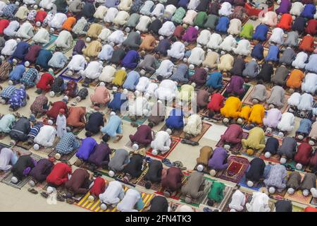 Sylhet, Bangladesch. Mai 2021. Inmitten der Coronavirus-Epidemie in der Dargah-Moschee von Hazrat Shahjalal (R) nehmen Muslime an der heiligen Eid-ul-Fitr-Gemeinde Teil. Eid-ul-Fitr wird von der muslimischen Gemeinschaft auf der ganzen Welt gefeiert, was das Ende des einmonatigen Fastenmonats Ramadan markiert. Das religiöse Fest wird am ersten Tag des Monats Shawwal gefeiert. Kredit: Majority World CIC/Alamy Live Nachrichten Stockfoto