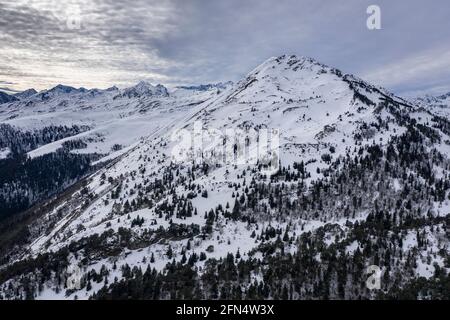 Luftaufnahme des verschneiten Montcorbison-Berges im Winter (Aran-Tal, Katalonien, Spanien, Pyrenäen) ESP: Vista aérea de la Montaña del Montcorbison nevada Stockfoto