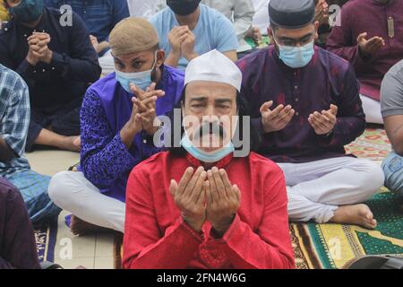 Sylhet, Bangladesch. Mai 2021. Inmitten der Coronavirus-Epidemie in der Dargah-Moschee von Hazrat Shahjalal (R) nehmen Muslime an der heiligen Eid-ul-Fitr-Gemeinde Teil. Eid-ul-Fitr wird von der muslimischen Gemeinschaft auf der ganzen Welt gefeiert, was das Ende des einmonatigen Fastenmonats Ramadan markiert. Das religiöse Fest wird am ersten Tag des Monats Shawwal gefeiert. Kredit: Majority World CIC/Alamy Live Nachrichten Stockfoto