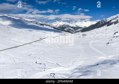 Luftaufnahme des verschneiten Pla de Beret im Winter. Mäander des Flusses Noguera Pallaresa in der Nähe seiner Quelle (Aran-Tal, Katalonien, Spanien, Pyrenäen) Stockfoto