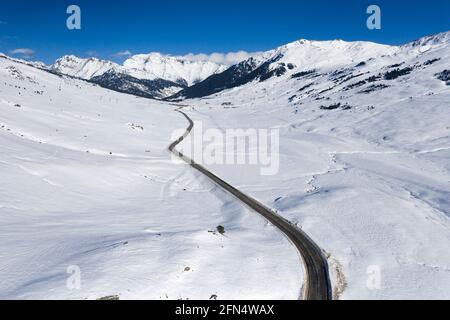 Luftaufnahme des verschneiten Plan de Beret im Winter. (Aran-Tal, Katalonien, Spanien, Pyrenäen) ESP: Vista aérea del Plan de Beret nevado en invierno Stockfoto