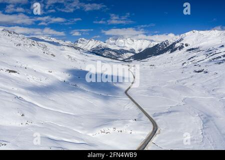 Luftaufnahme des verschneiten Plan de Beret im Winter. (Aran-Tal, Katalonien, Spanien, Pyrenäen) ESP: Vista aérea del Plan de Beret nevado en invierno Stockfoto