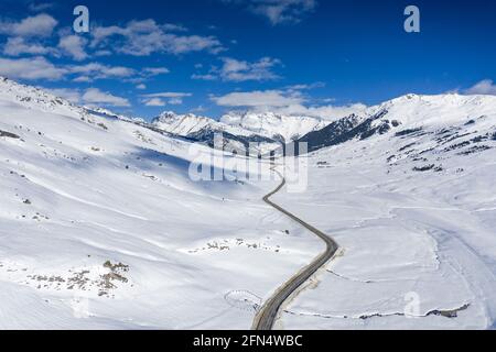 Luftaufnahme des verschneiten Plan de Beret im Winter. (Aran-Tal, Katalonien, Spanien, Pyrenäen) ESP: Vista aérea del Plan de Beret nevado en invierno Stockfoto