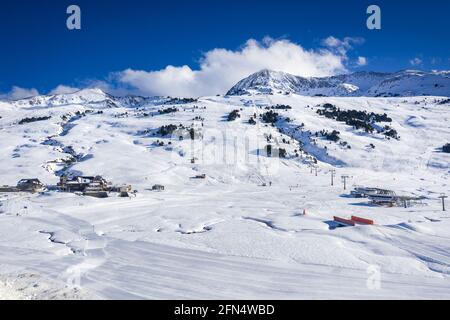 Luftaufnahme des verschneiten Plan de Beret im Winter. (Aran-Tal, Katalonien, Spanien, Pyrenäen) ESP: Vista aérea del Plan de Beret nevado en invierno Stockfoto