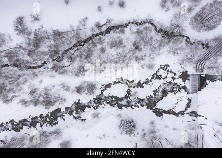 Luftaufnahme des Flusses Unhòla bei winterlichen Schneefällen. (Aran Valley, Catalonia, Spain, Pyrenees) ESP: Vista aérea del Río Unhòla en plena nevada Stockfoto