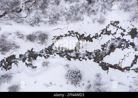 Luftaufnahme des Flusses Unhòla bei winterlichen Schneefällen. (Aran Valley, Catalonia, Spain, Pyrenees) ESP: Vista aérea del Río Unhòla en plena nevada Stockfoto