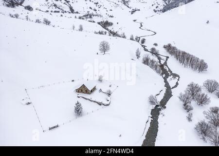 Luftaufnahme des Flusses Unhòla bei winterlichen Schneefällen. (Aran Valley, Catalonia, Spain, Pyrenees) ESP: Vista aérea del Río Unhòla en plena nevada Stockfoto