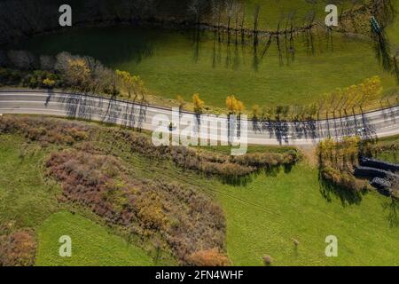 Luftaufnahme des Dorfes Garòs und der umliegenden Wälder im Herbst (Aran-Tal, Katalonien, Spanien, Pyrenäen) ESP: Vista aérea de Garòs y bosques cercanos Stockfoto