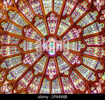 Das Buntglasfenster in der katholischen Kathedrale. Selektiver Fokus Stockfoto