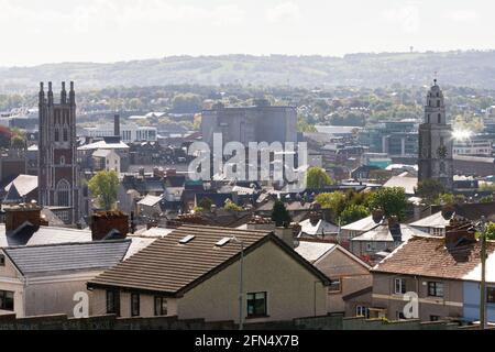 Cork, Irland. Mai 2021. Shandon Bells aus der Sicht von Fairhill, Cork, Irland. St. Anne's Church Shandon mit der North Cathedral und der R&H Hall im Hintergrund von der Innishannon Road, Fairhill, früher am Morgen. Kredit: Damian Coleman/Alamy Live Nachrichten Stockfoto