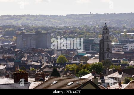 Cork, Irland. Mai 2021. Shandon Bells aus der Sicht von Fairhill, Cork, Irland. St. Anne's Church Shandon, aufgenommen mit R&H Hall im Hintergrund von der Innishannon Road, Fairhill, heute Morgen. Kredit: Damian Coleman/Alamy Live Nachrichten Stockfoto